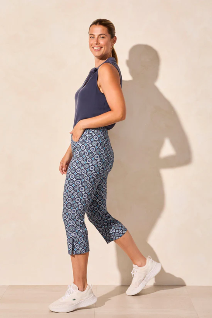 Pull On Capri with Self Button Vent
