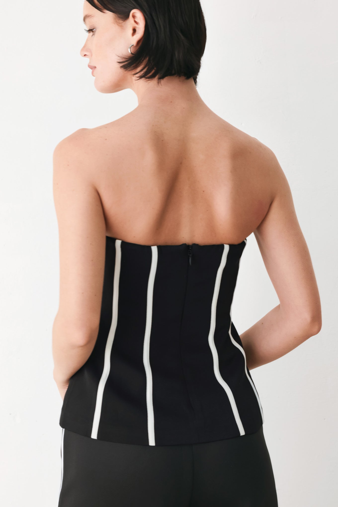 BLACK AND WHITE REIGN WOVEN TUBE TOP