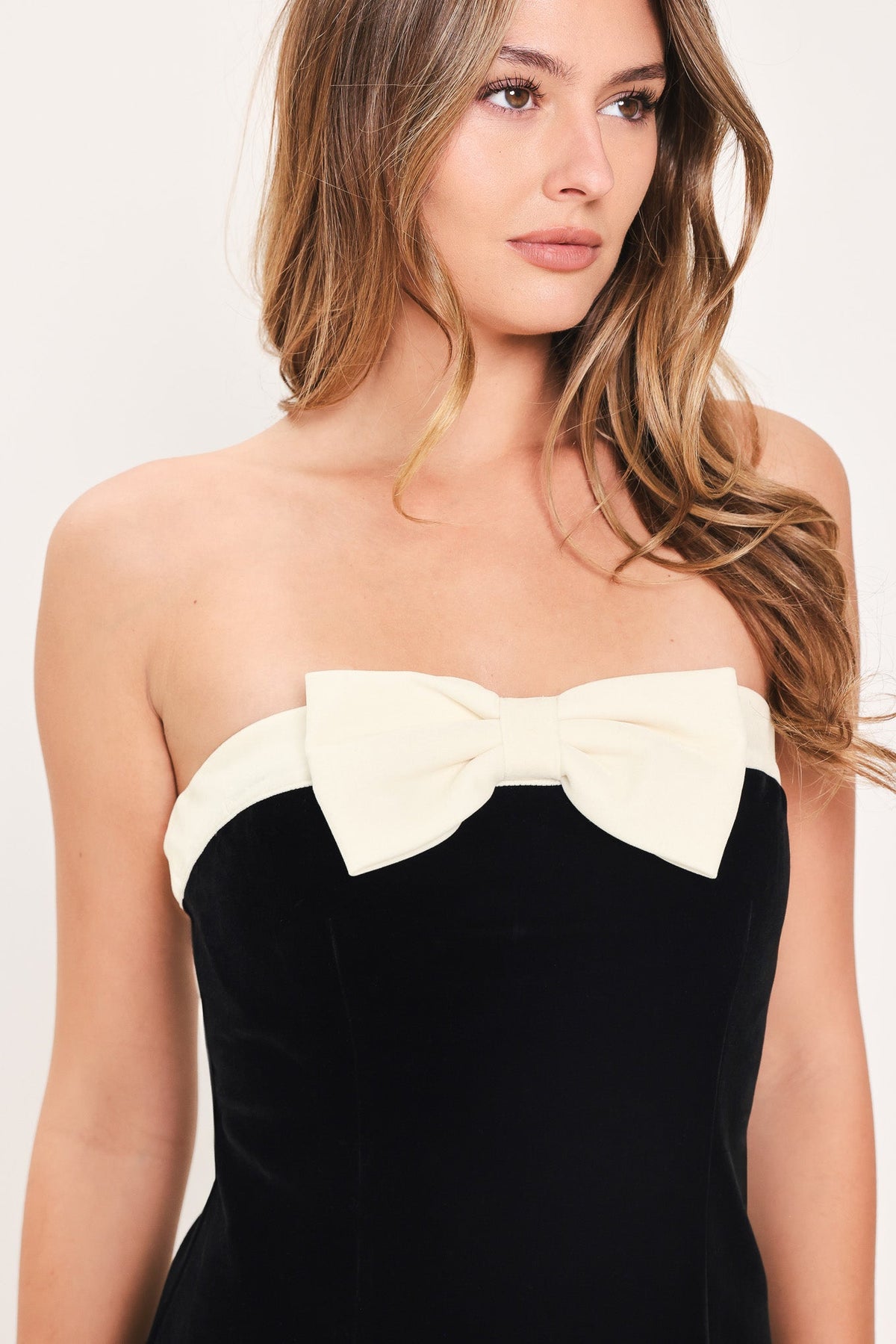 BOW & VELVET BLACK/IVORY BOW-DETAIL MINI DRESS