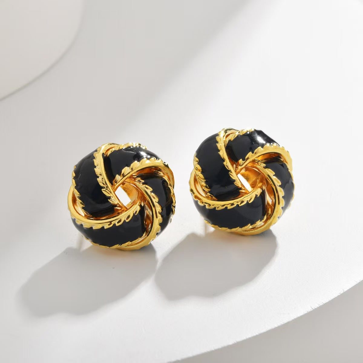 Women's Exquisite Contrast Color Truelove Knot Design High-grade Light Stud Earrings