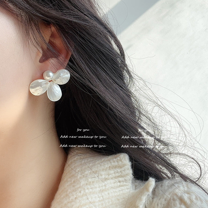 Women's Shell Clover Light Shadow Continuous Urban Cold Feeling Simple Feelings Earrings