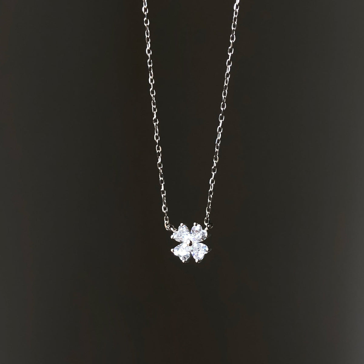 Diamond Zircon Heart-shaped Four-leaf Clover Niche Necklace