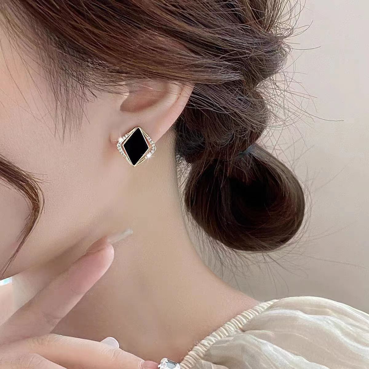 Exquisite Inlaid Black Rhombus Ear Frosty Style Design High-grade Rings