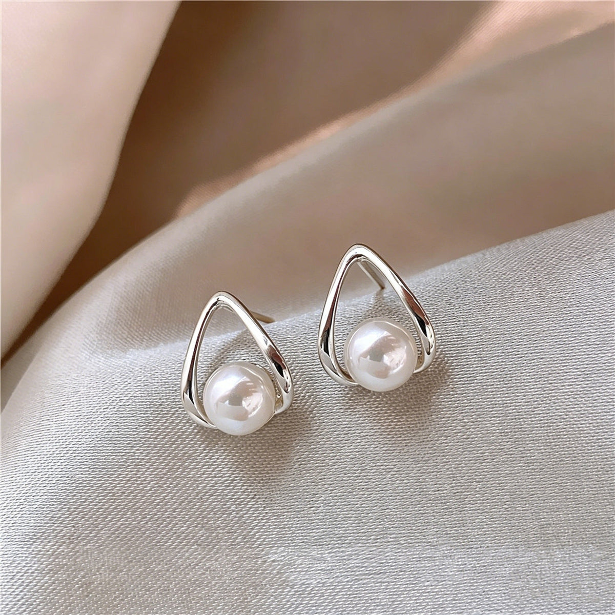 Women's Pearl Niche Design Frosty Style Trendy Earrings
