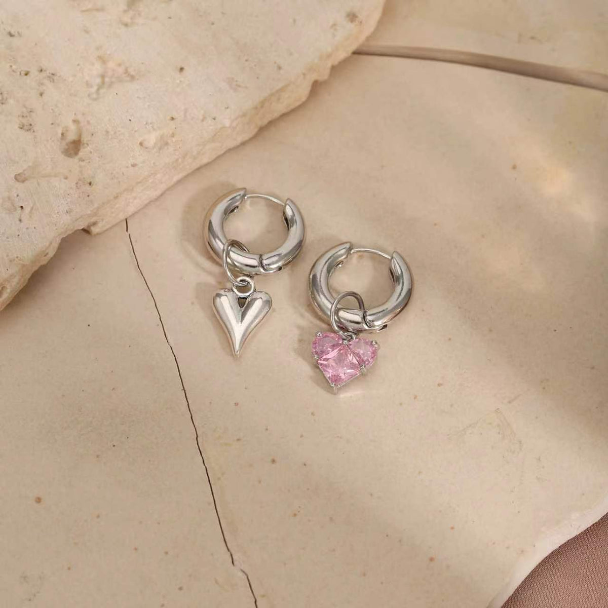 Women's Retro Style Personalized Design Light Luxury High-grade Heart-shaped Zircon Asymmetric Earrings