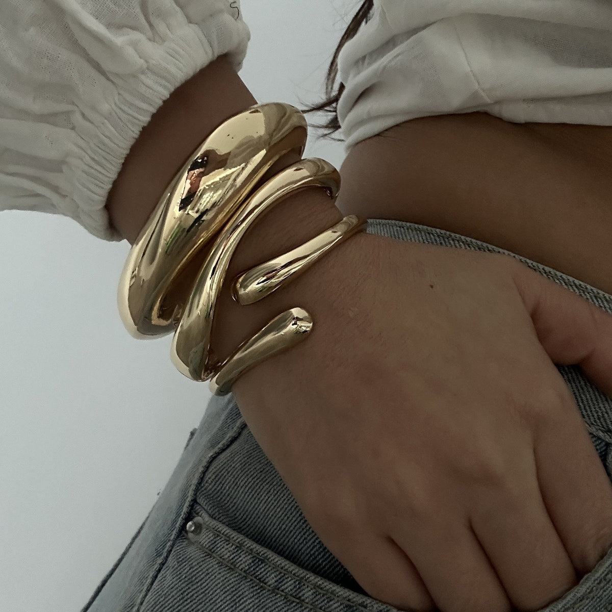 Women's Sense Fashion Trend Metal Glossy Surface Water Drop Hug Spring Bracelet