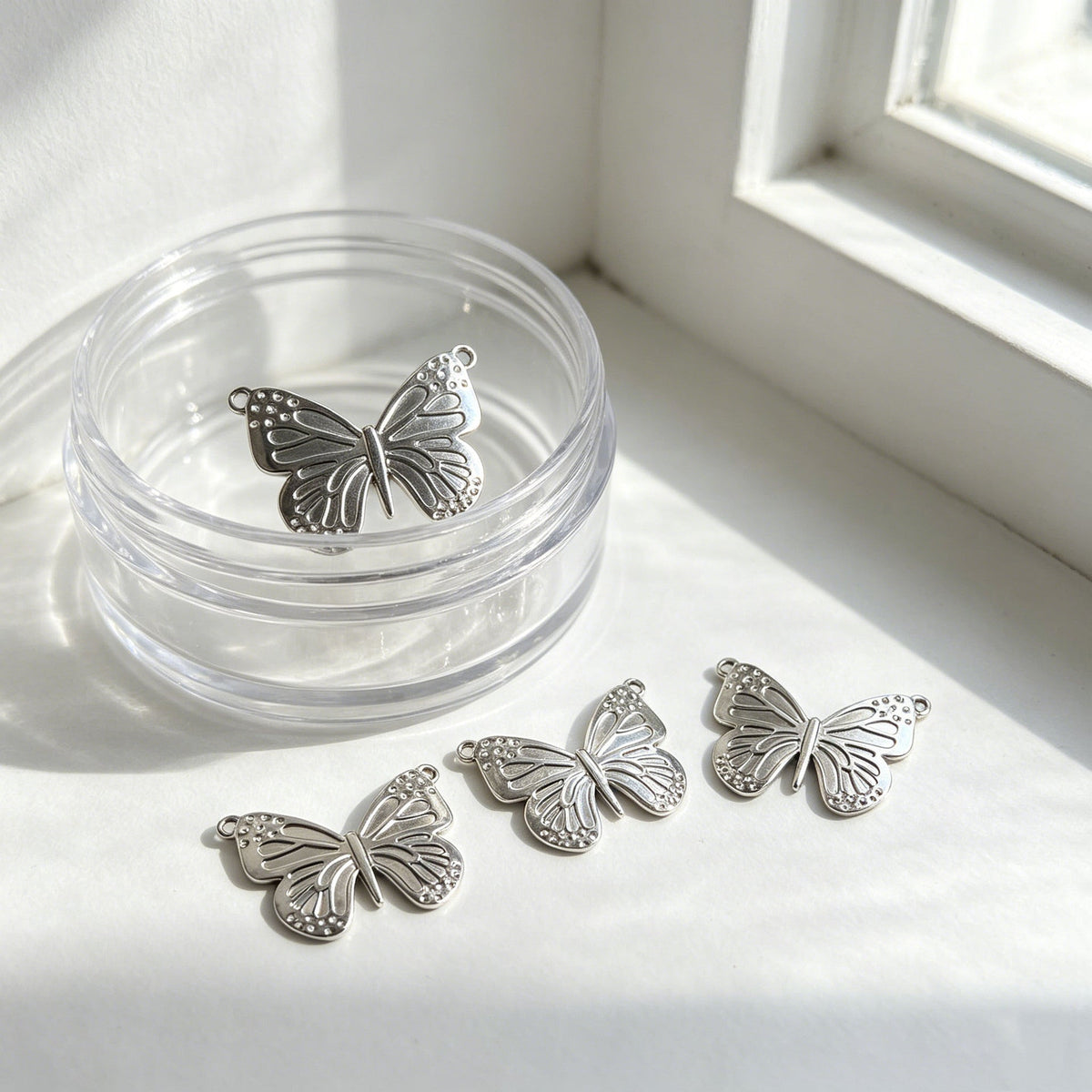 High-grade Large Metal Butterfly Double Hole Pendant