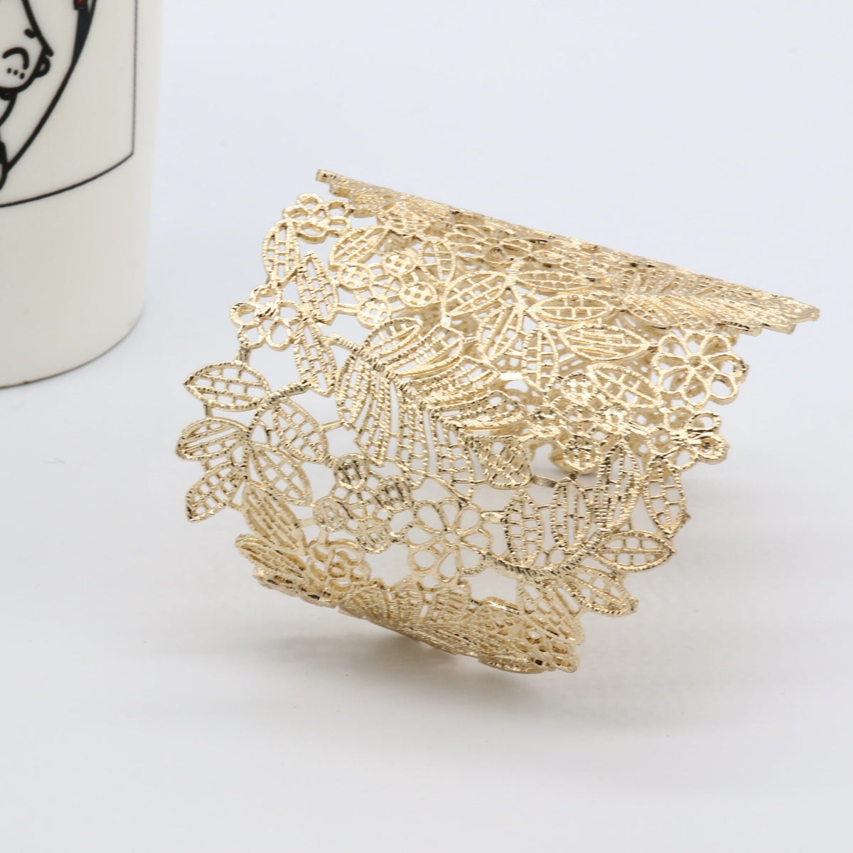 Women's Fashionable Retro Exaggerated Leaves Gold-plated Hollow Bracelet