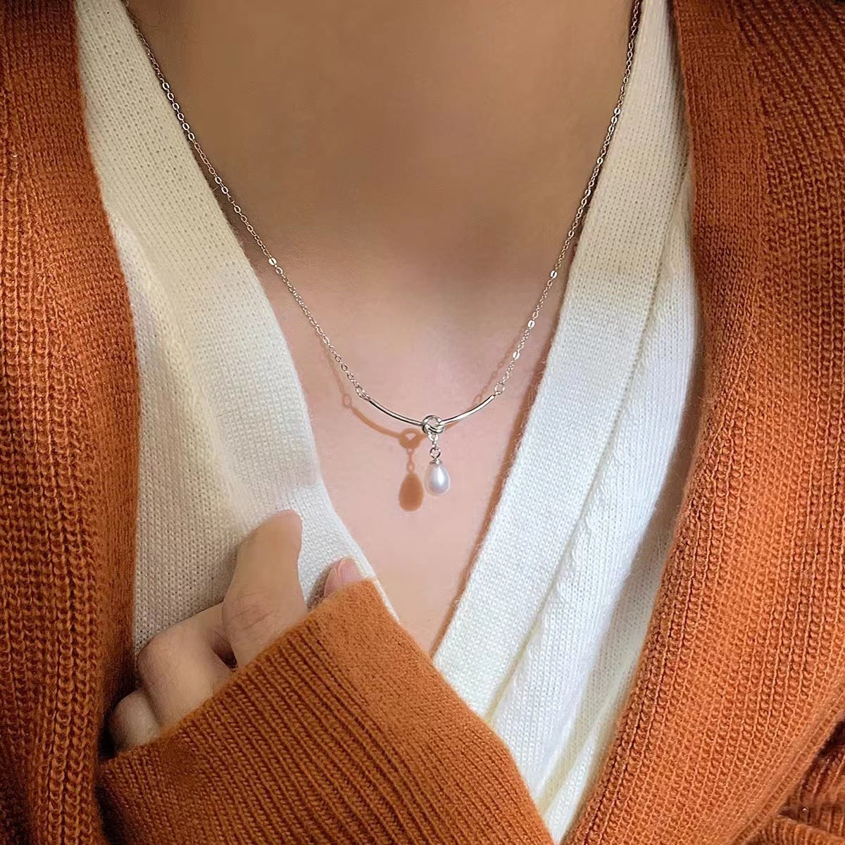 Female Niche Design High-grade Pearl Sterling Sier Clavicle Chain Light Necklaces