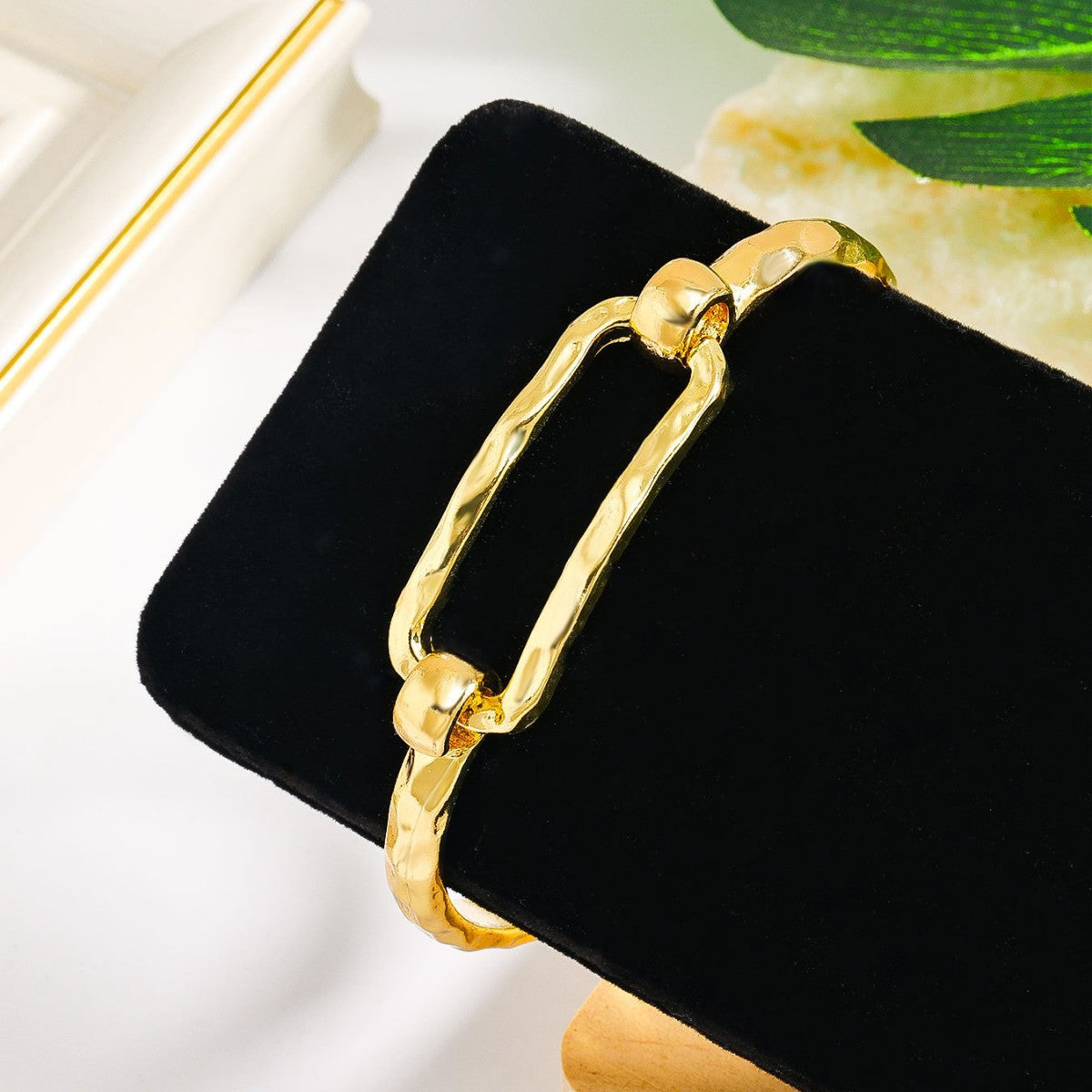 Eye-catching Hollow Oval Geometric Heart-shaped Fashion Bracelet