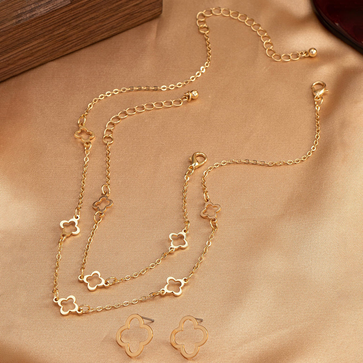 Clover Ear Three-piece Retro Style Fashionable Jewelry Set