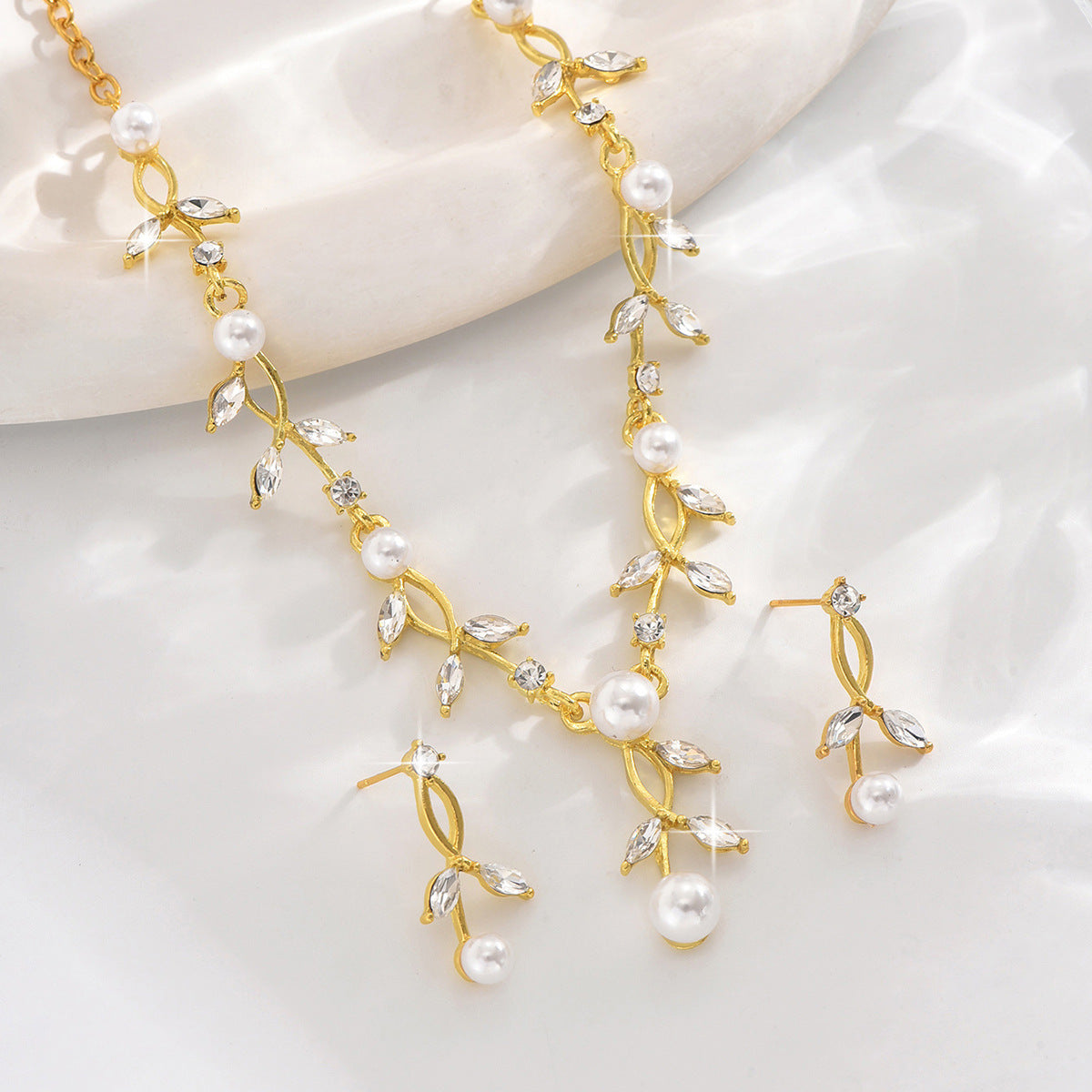 Women's High-grade Entry Lux Elegant Temperamental Minority Clavicle Pearl Pendants