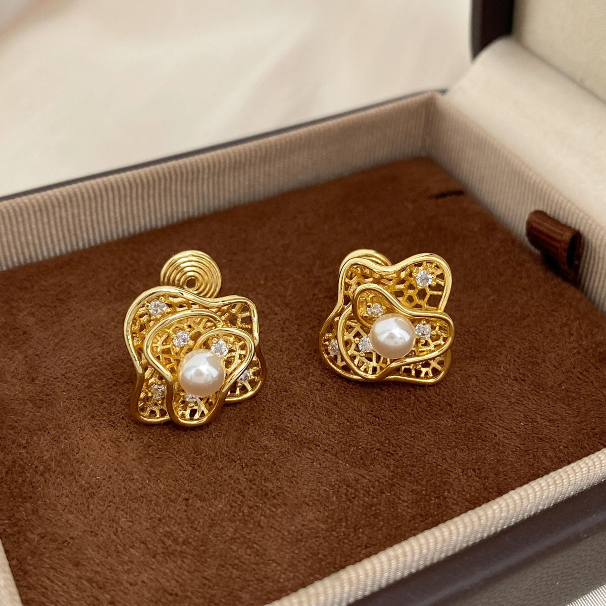 Design High-grade Micro Inlaid Zircon Hollow Classic Ear Clip