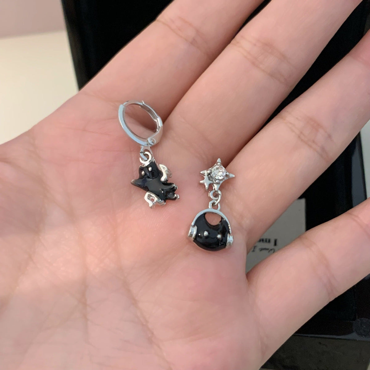 Cool Black Celesta Music Cat Earings Design Feeling Dripping Notes Stud Earrings