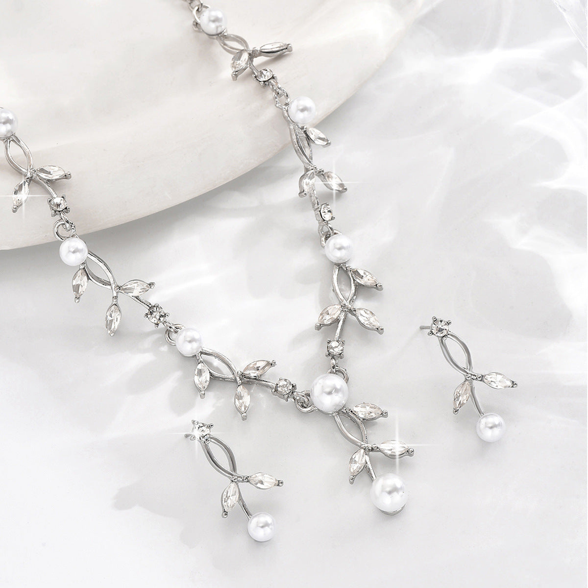 Women's High-grade Entry Lux Elegant Temperamental Minority Clavicle Pearl Pendants