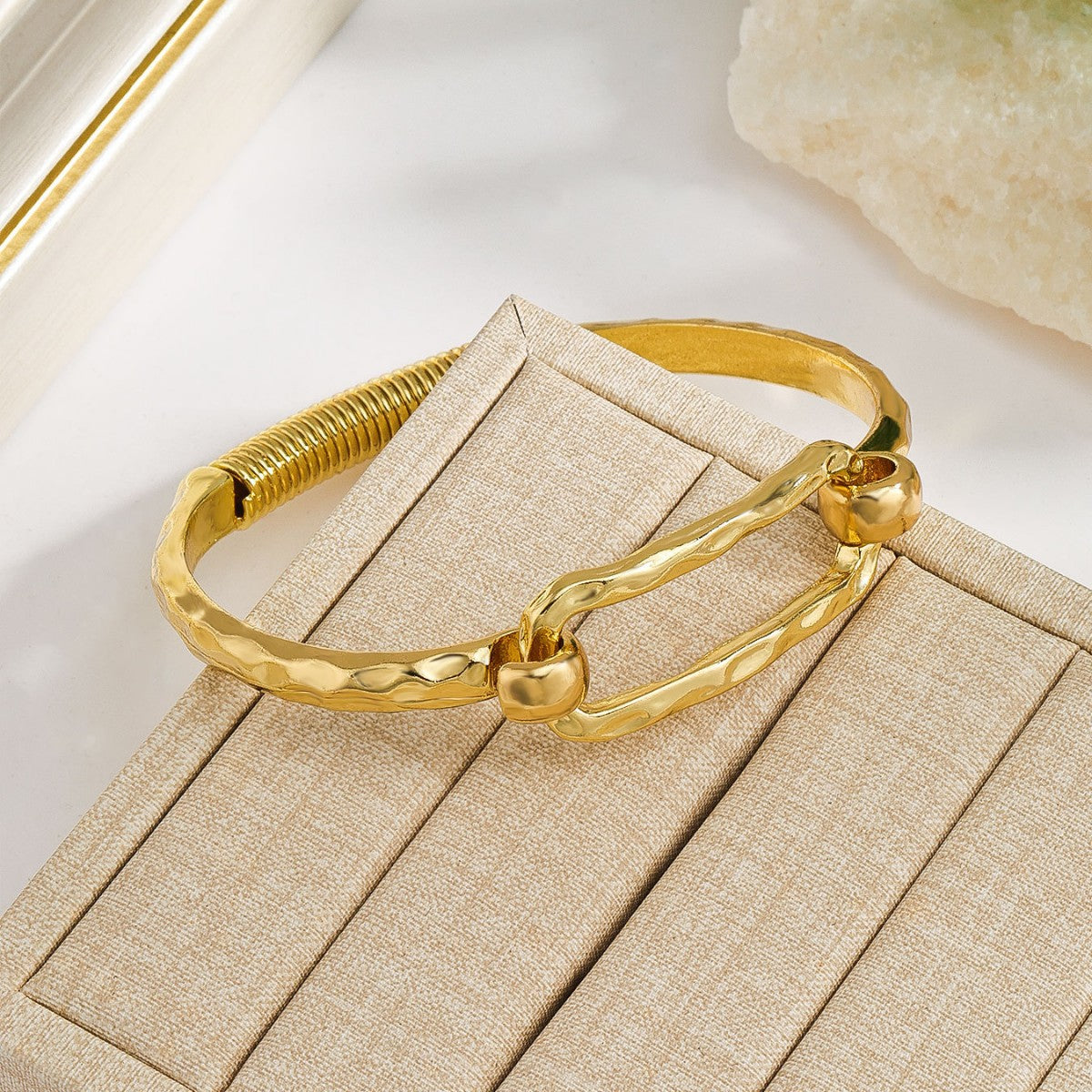 Eye-catching Hollow Oval Geometric Heart-shaped Fashion Bracelet