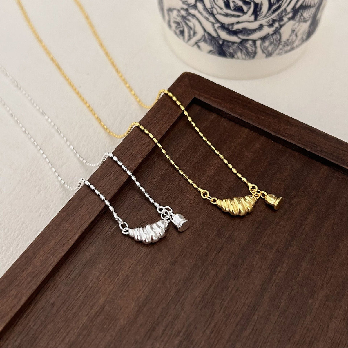 Sier Light Luxury Croissant Female Niche Necklaces