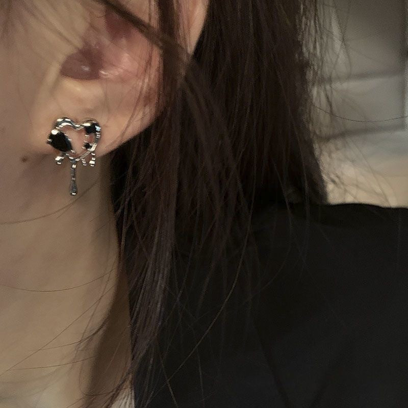 Sweet Cool Lava Black Love Heart Female Niche Unique Cold Stud Earrings