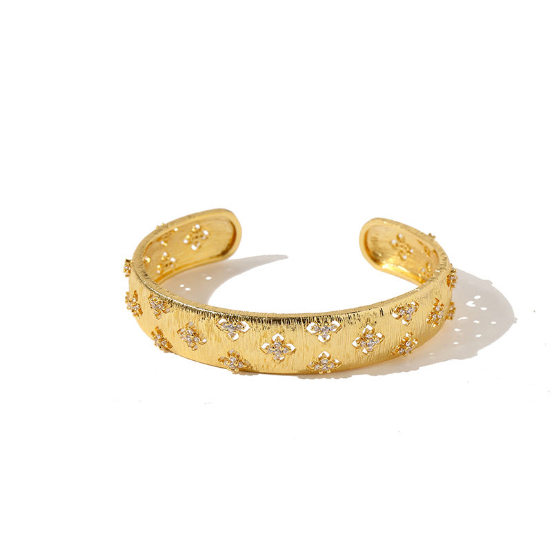 Vintage Rhombus Brushed Face Hollow Four-leaf Bracelet