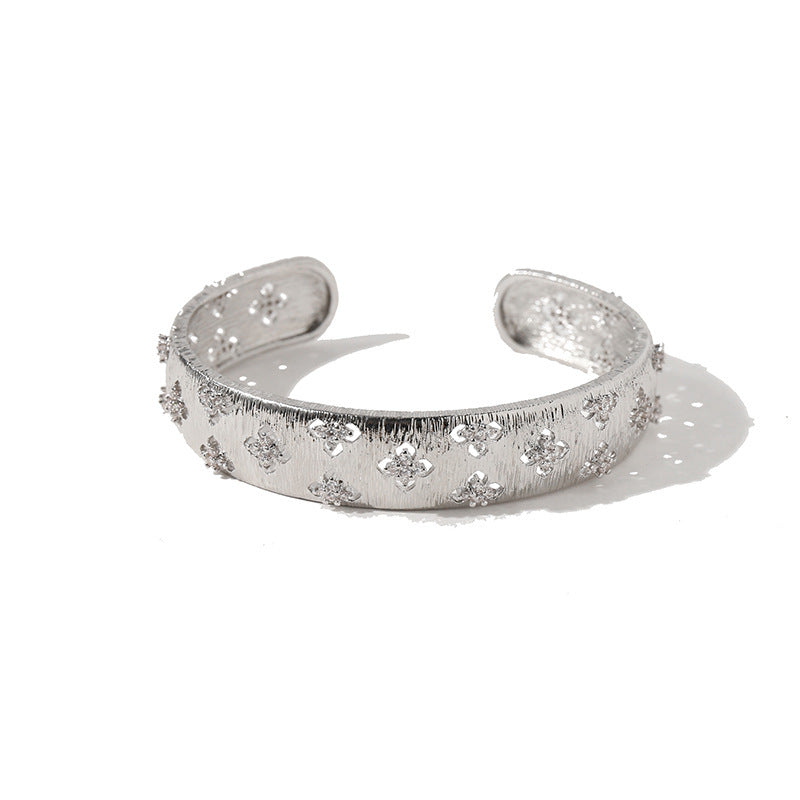 Vintage Rhombus Brushed Face Hollow Four-leaf Bracelet