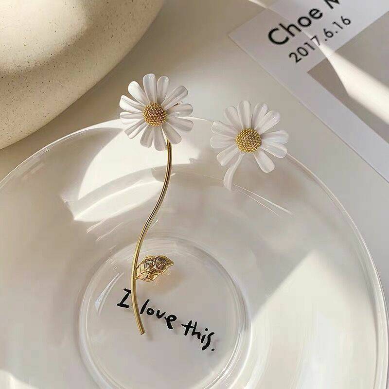 High-grade White Daisy Graceful Mori Bee Necklaces