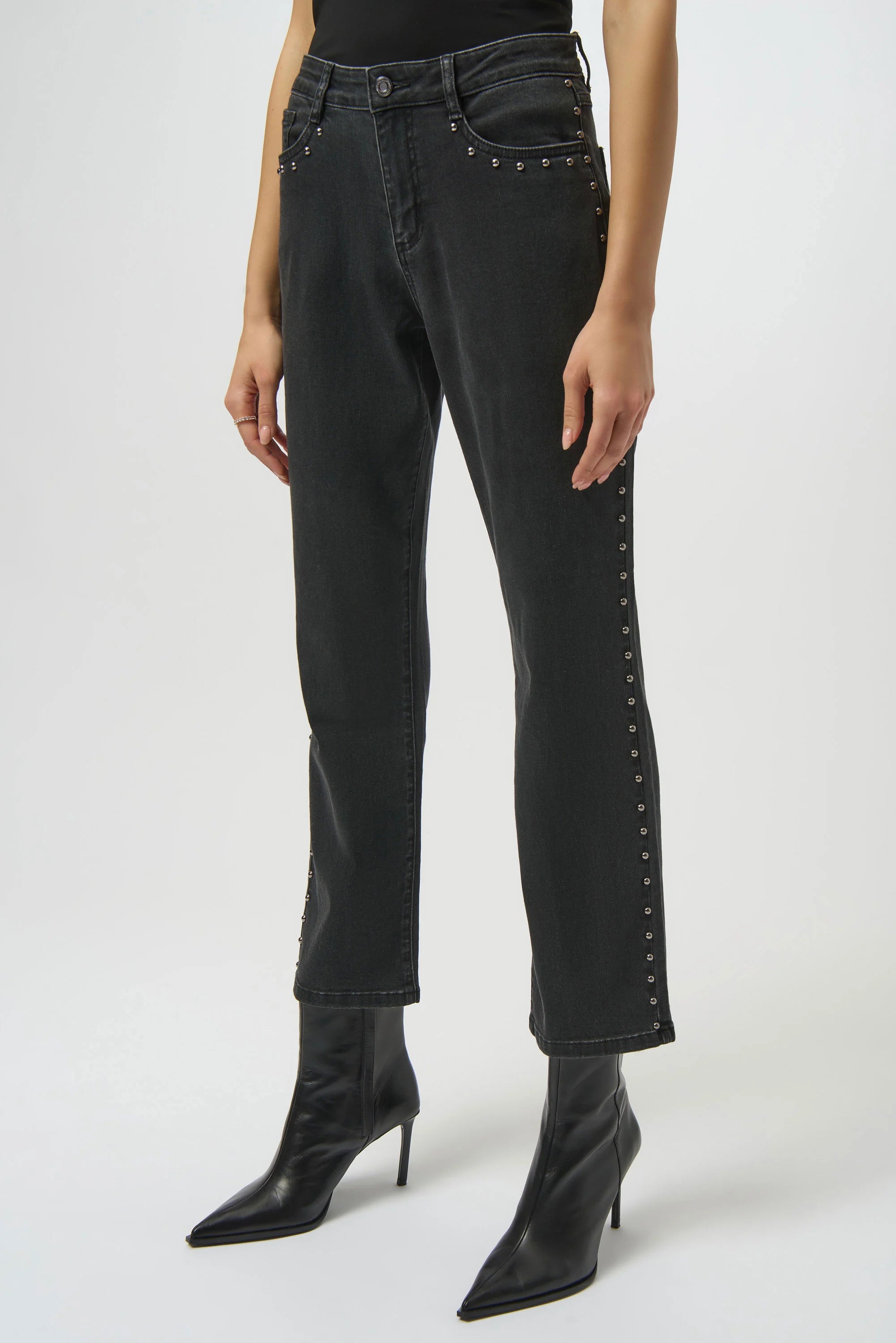 Edgy Mid-rise Jeans