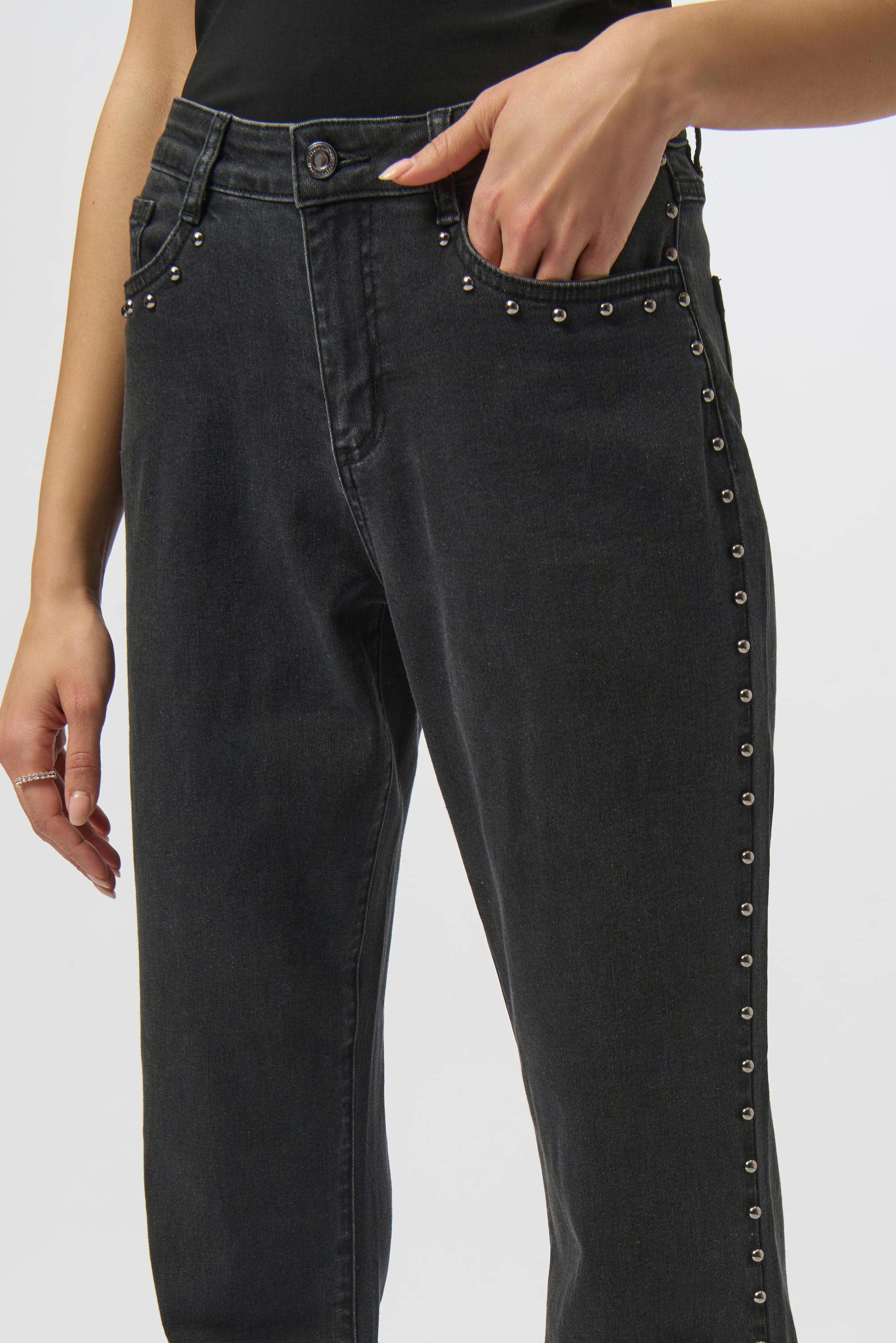 Edgy Mid-rise Jeans