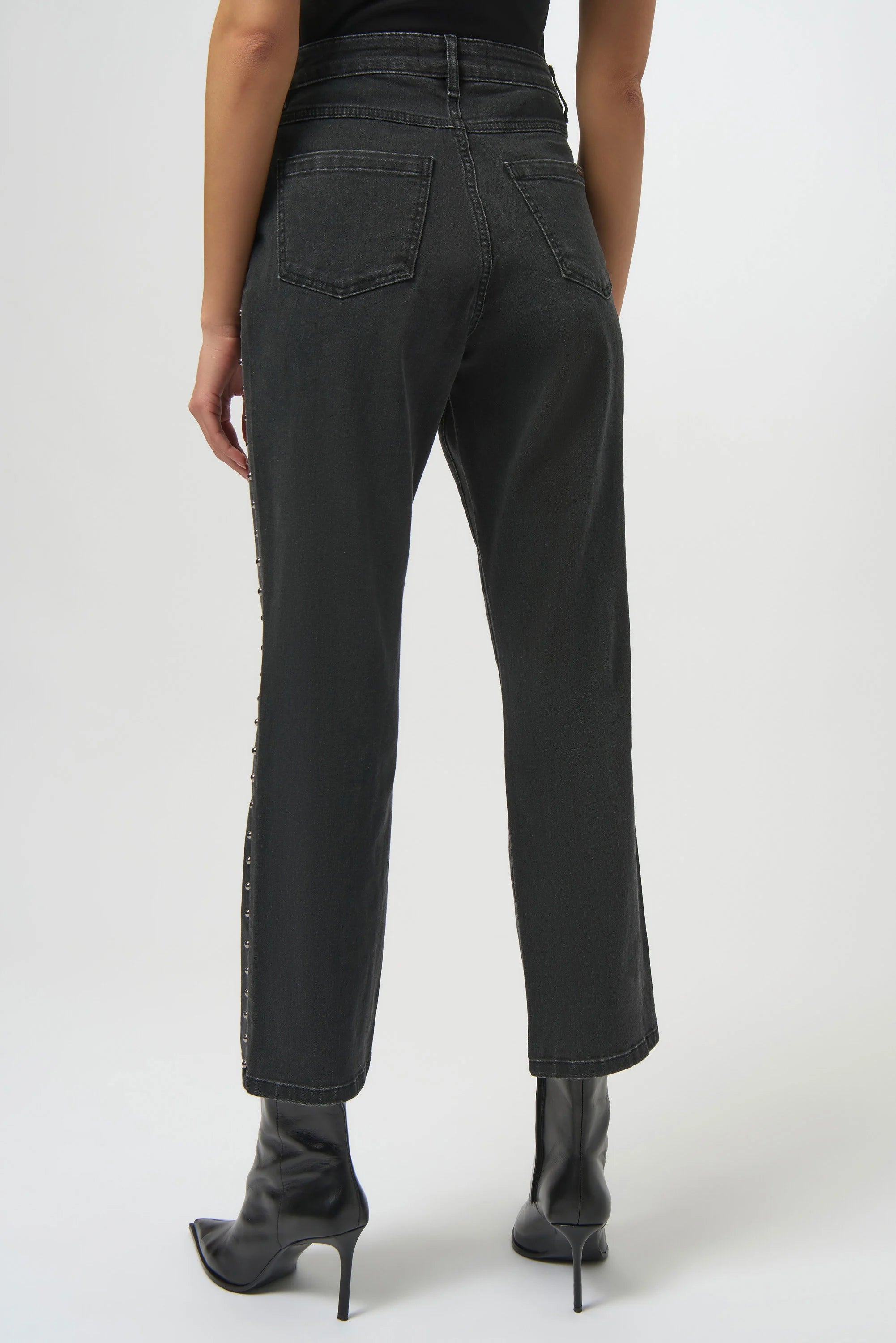 Edgy Mid-rise Jeans