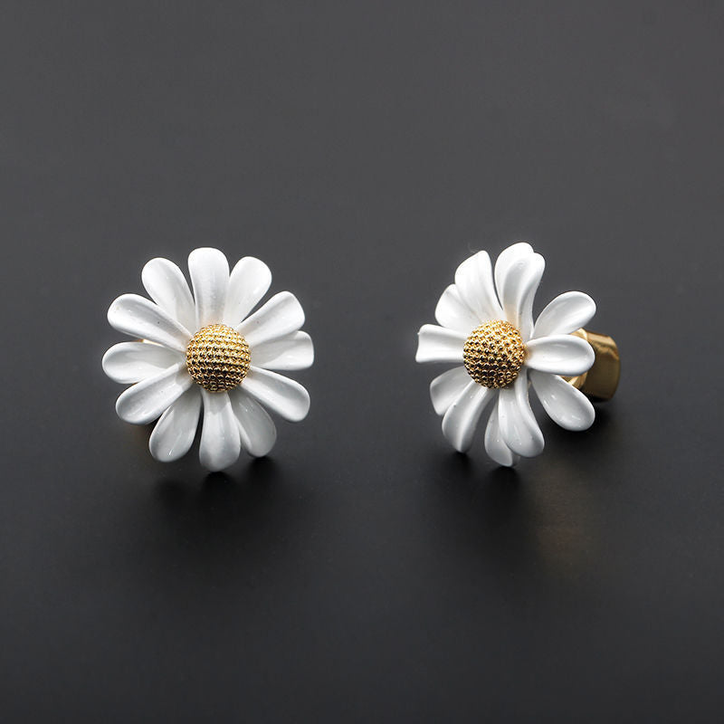 High-grade White Daisy Graceful Mori Bee Necklaces