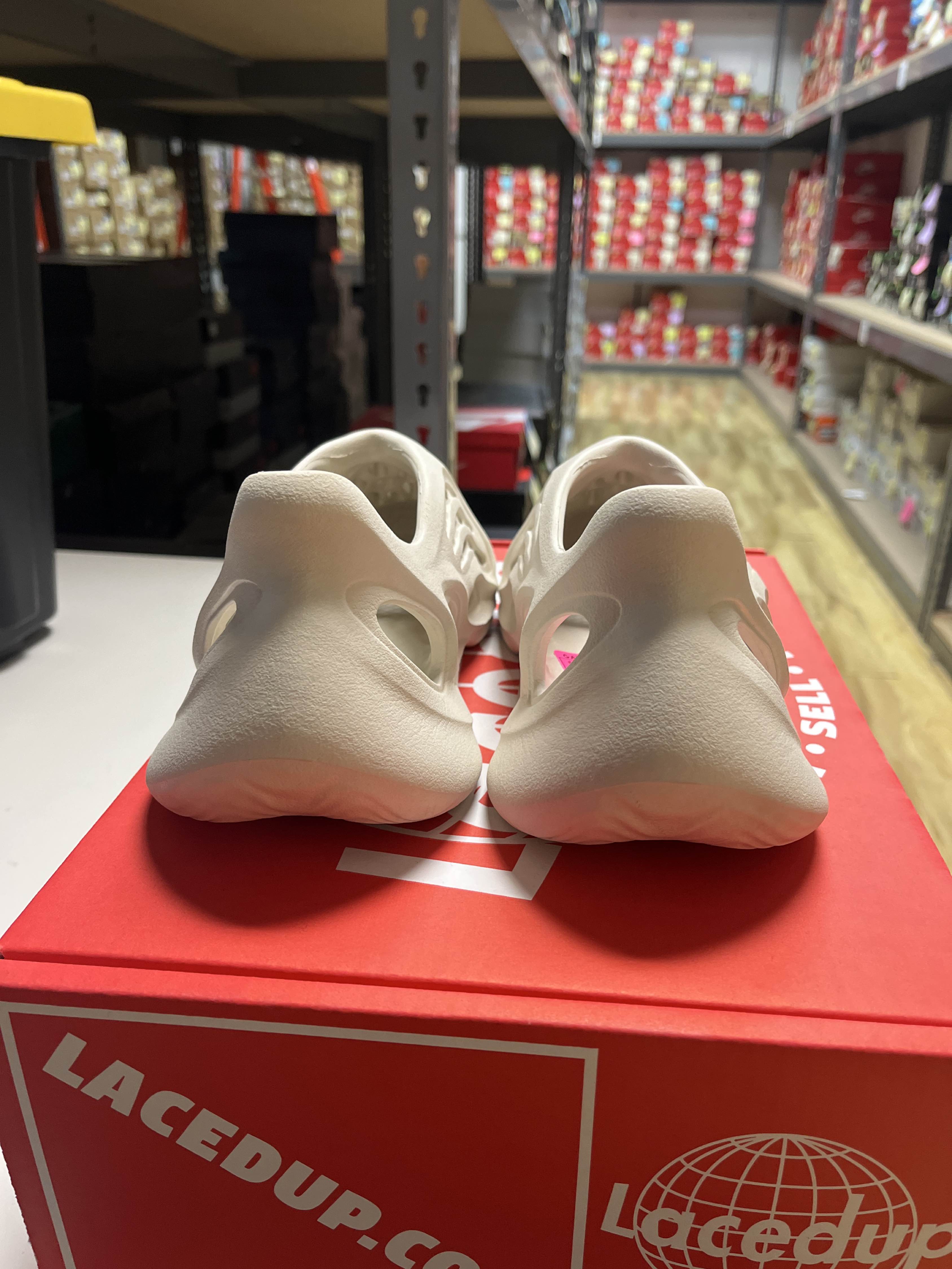 PRE OWNED adidas Yeezy Foam RNR Onyx