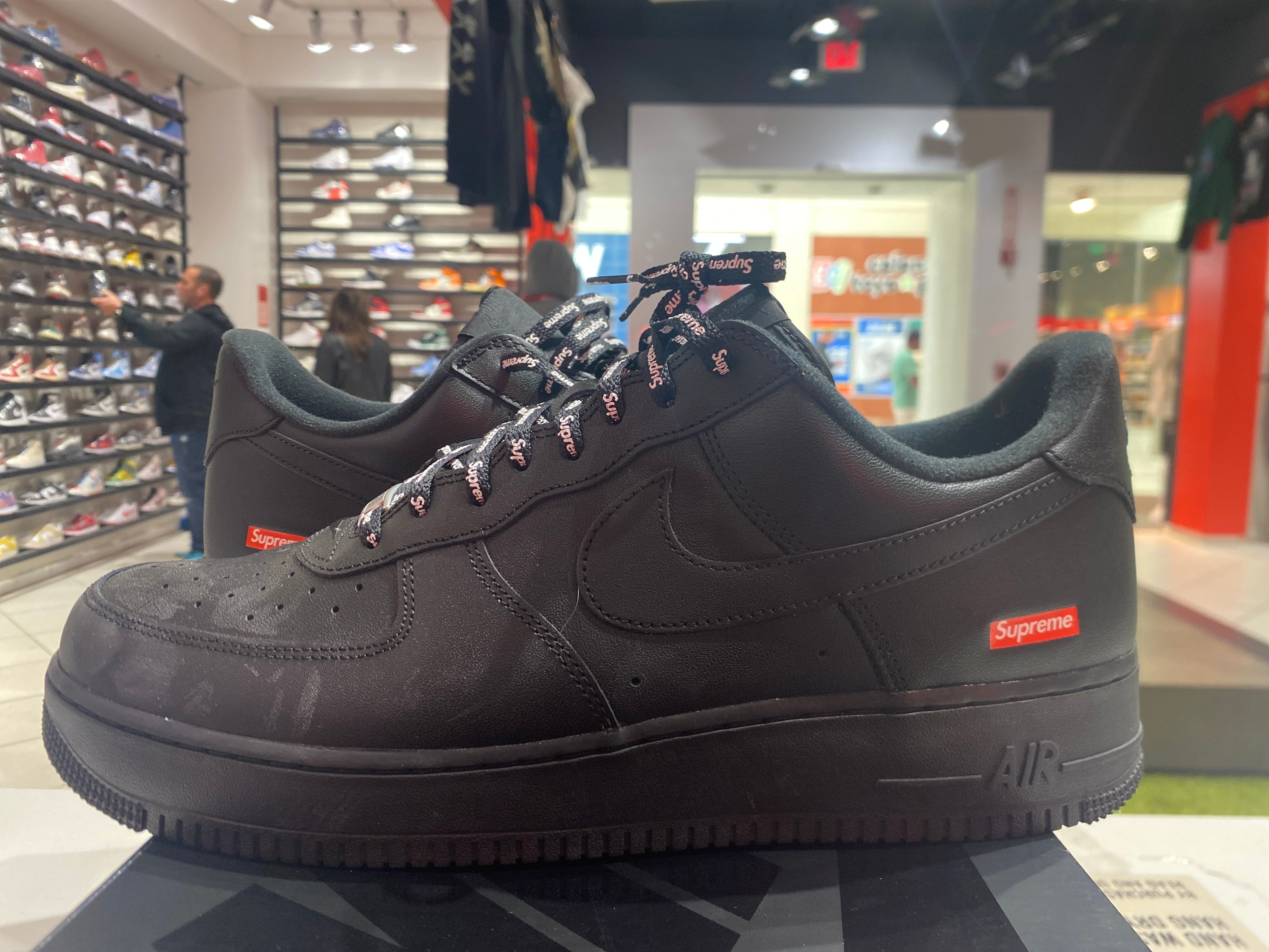 PRE OWNED Nike Air Force 1 Low Supreme Black