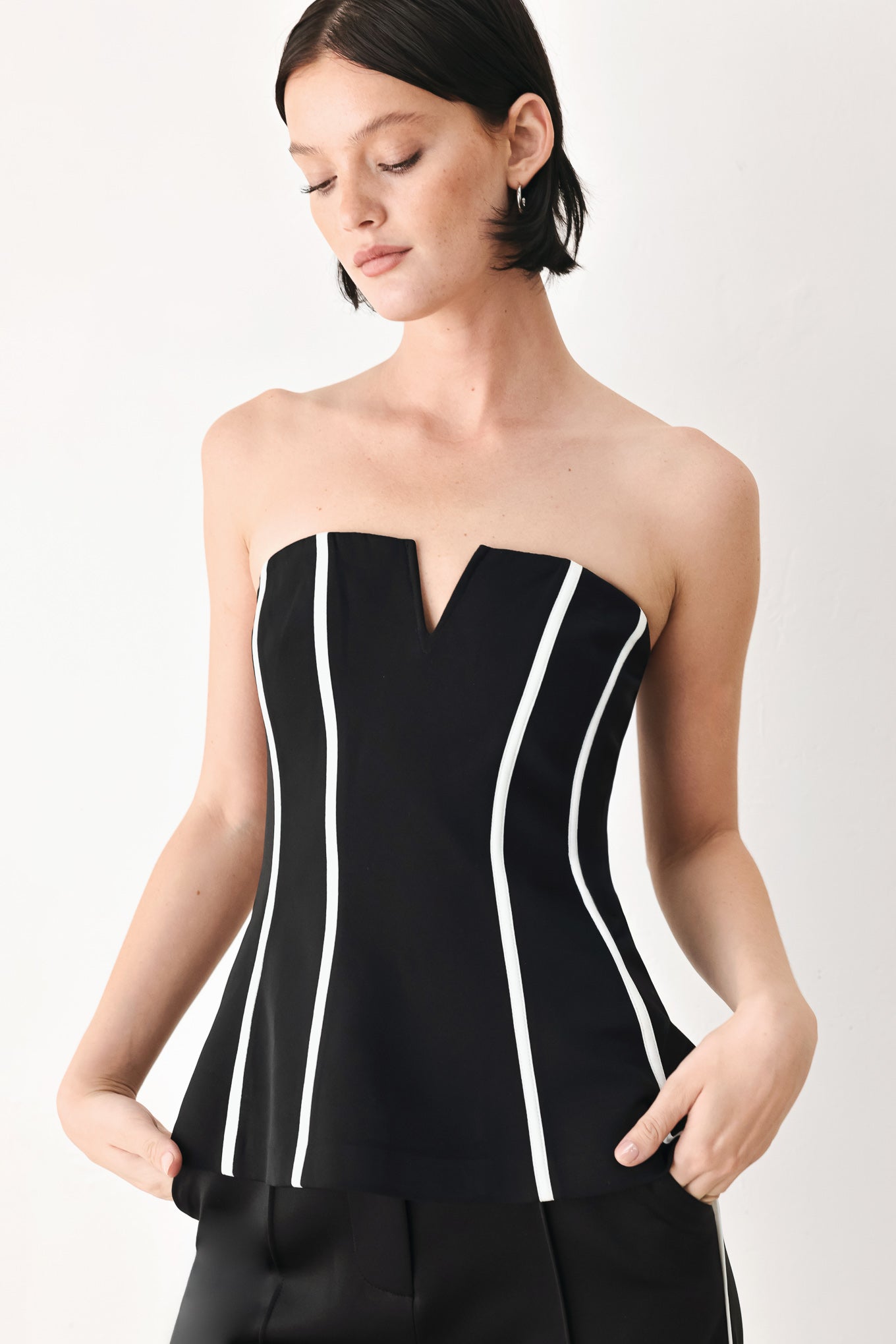 BLACK AND WHITE REIGN WOVEN TUBE TOP