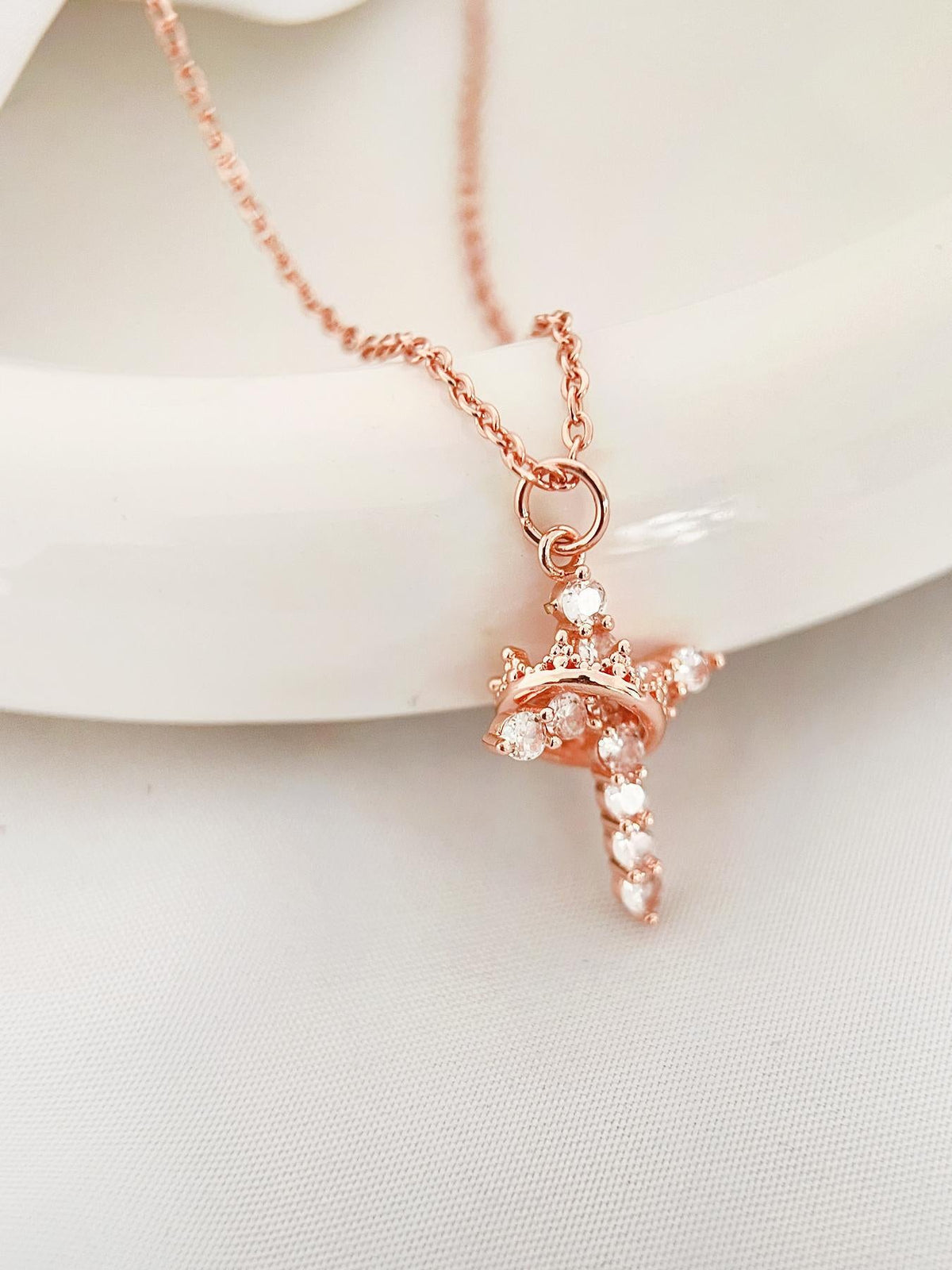 Crown Cross American Light Luxury Minority Pendant