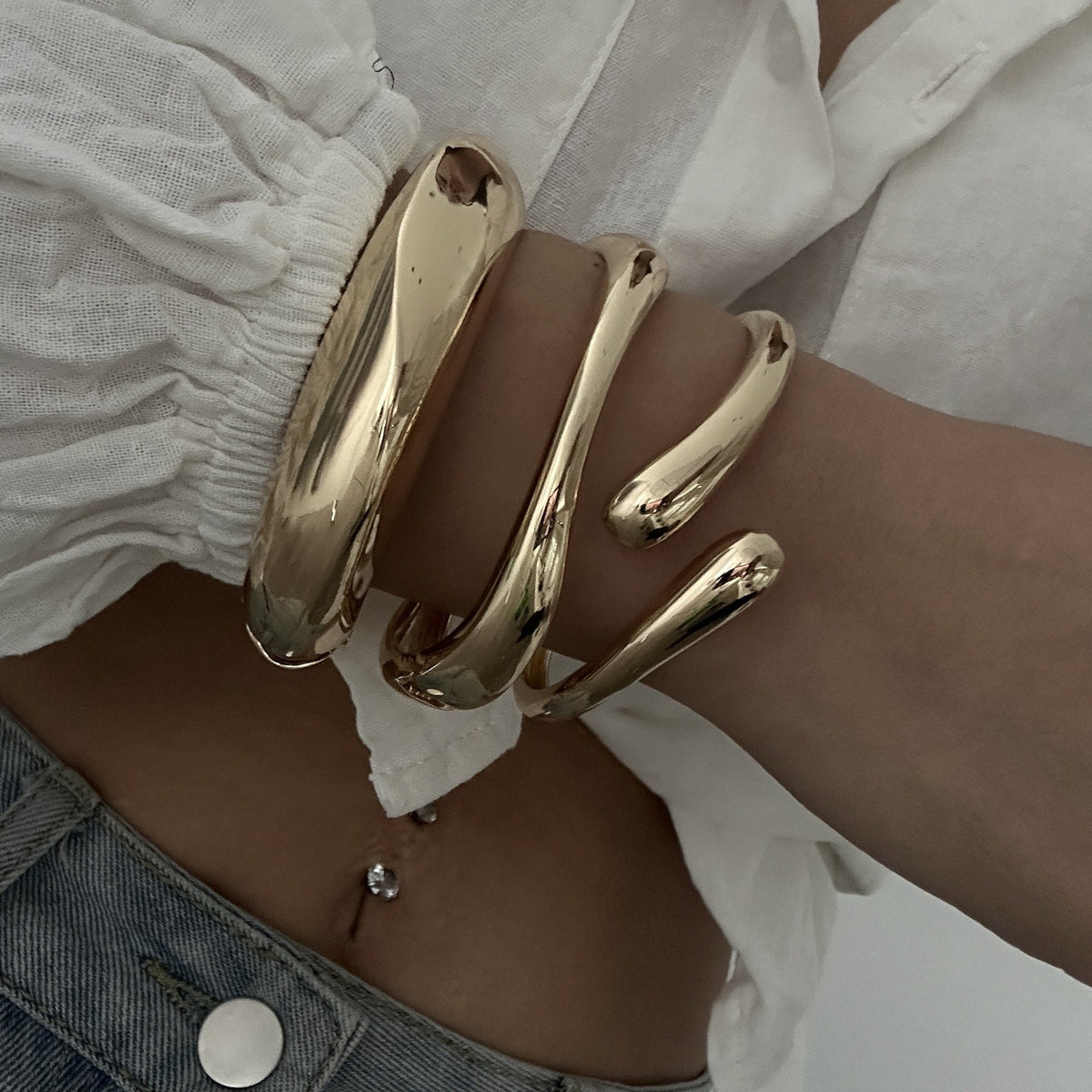 Women's Sense Fashion Trend Metal Glossy Surface Water Drop Hug Spring Bracelet