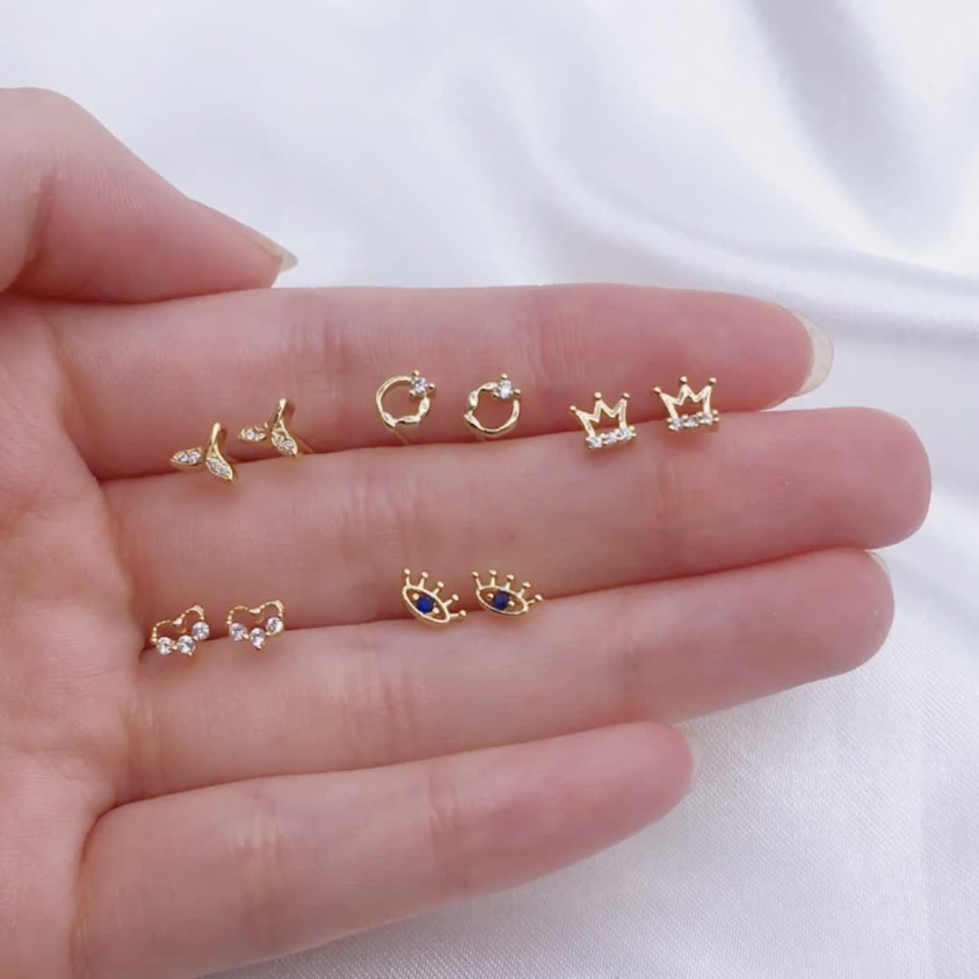 Women's Needle Trendy Small Gold Crowns Personality Simple Stud Earrings