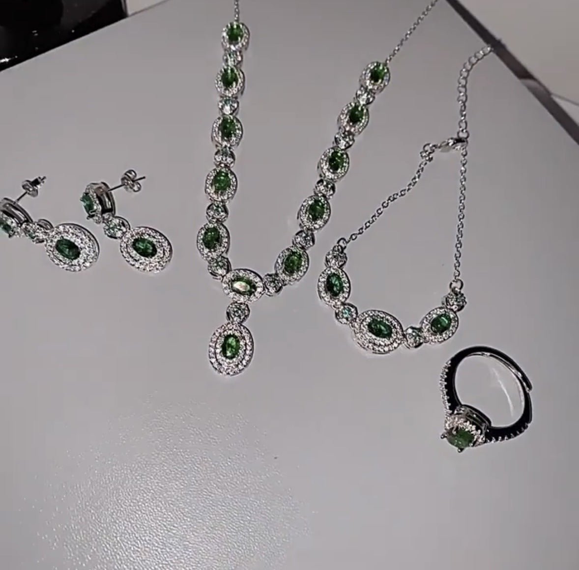 Women's Retro Fashion Suit Emerald Full Diamond Simple High Necklaces