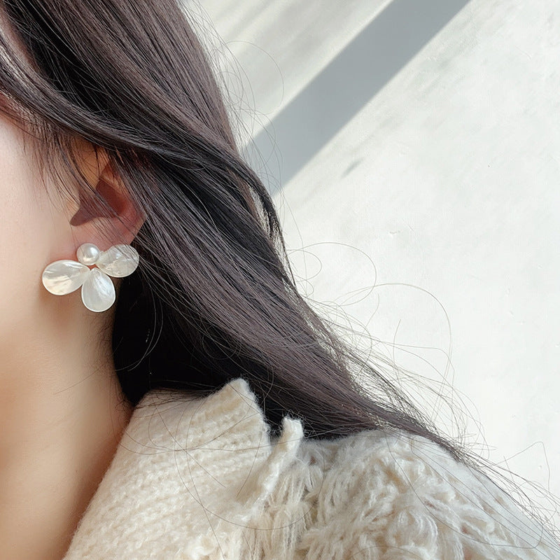 Women's Shell Clover Light Shadow Continuous Urban Cold Feeling Simple Feelings Earrings