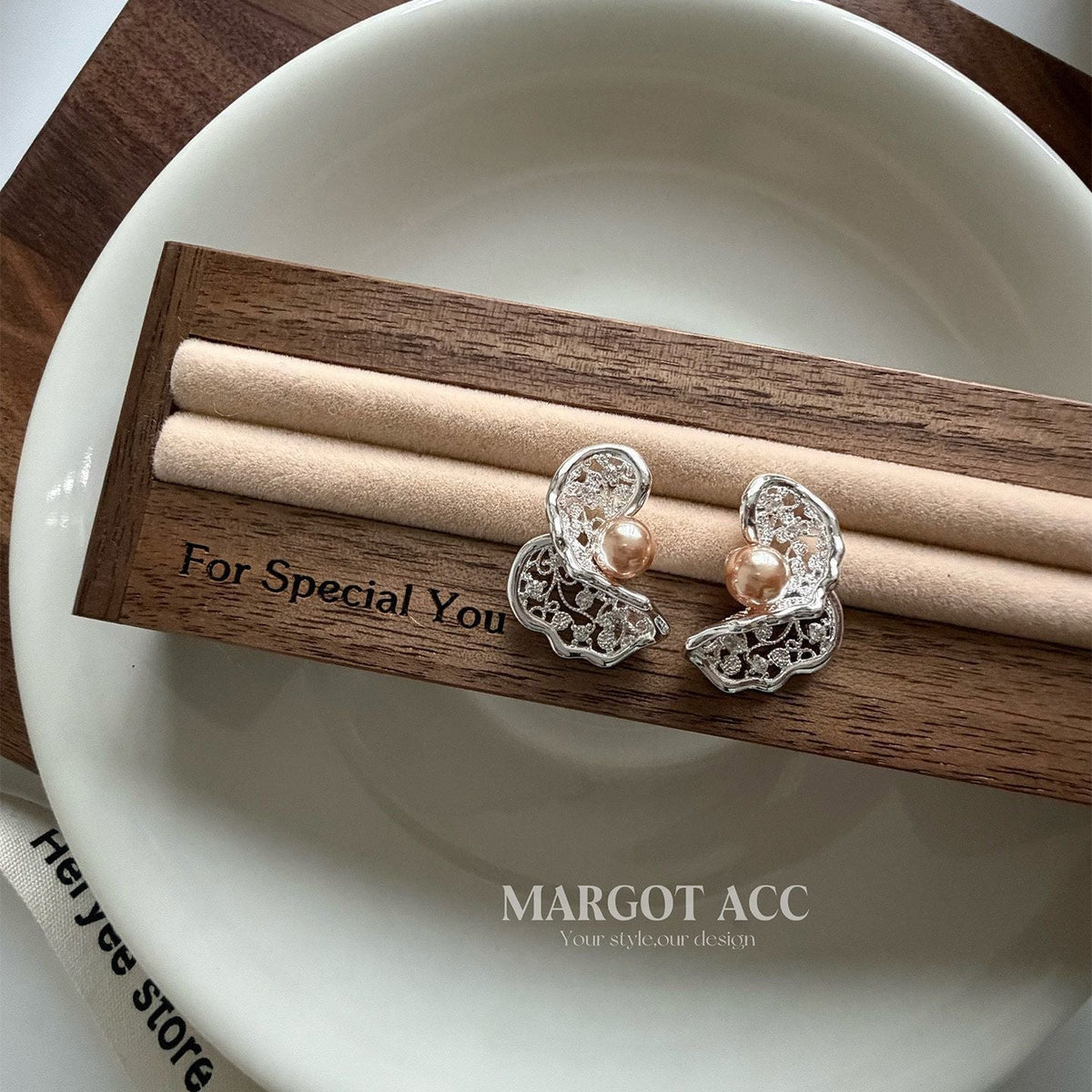 Women's Temperament Design Pattern Hollow French Entry Lux Exquisite High-grade Versatile Stud Earrings