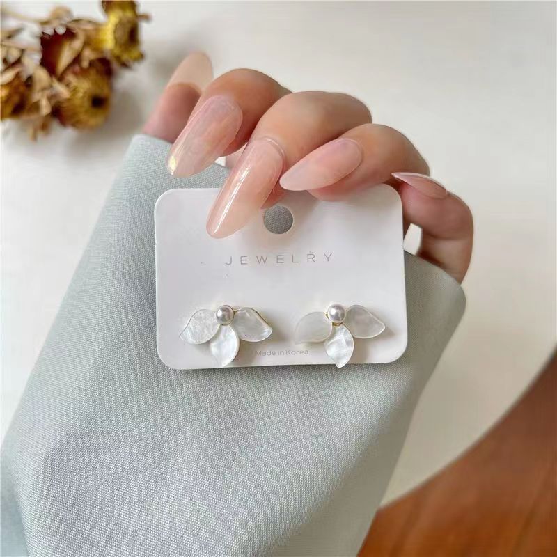 Women's Summer White Petal Sweet Simple Flower Niche Stud Earrings