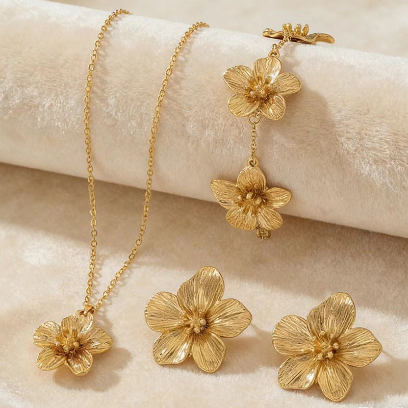 Luxury Golden Flower Suite Niche Design Necklaces