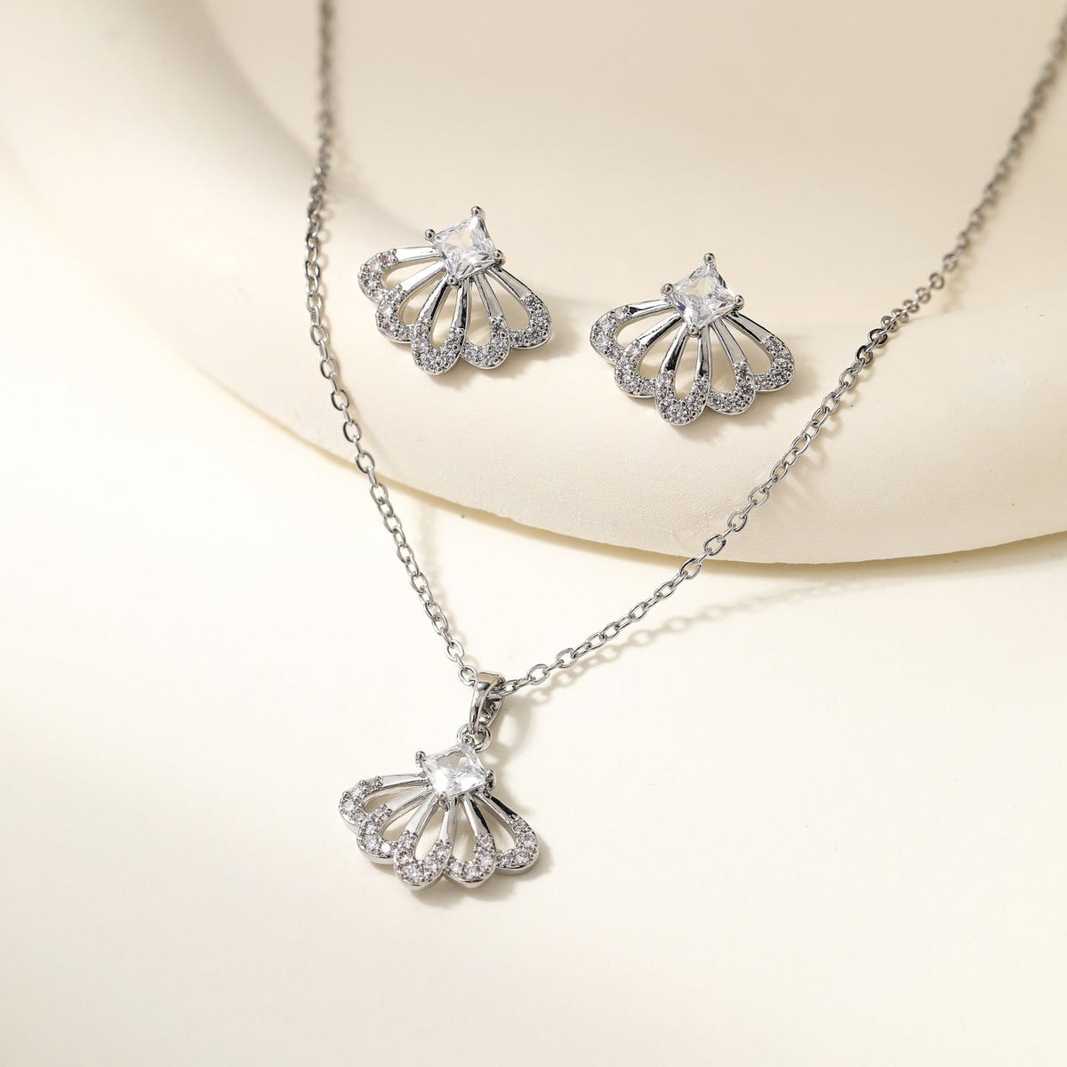 Women's Clover Diamond In The Debris Butterfly Necklaces