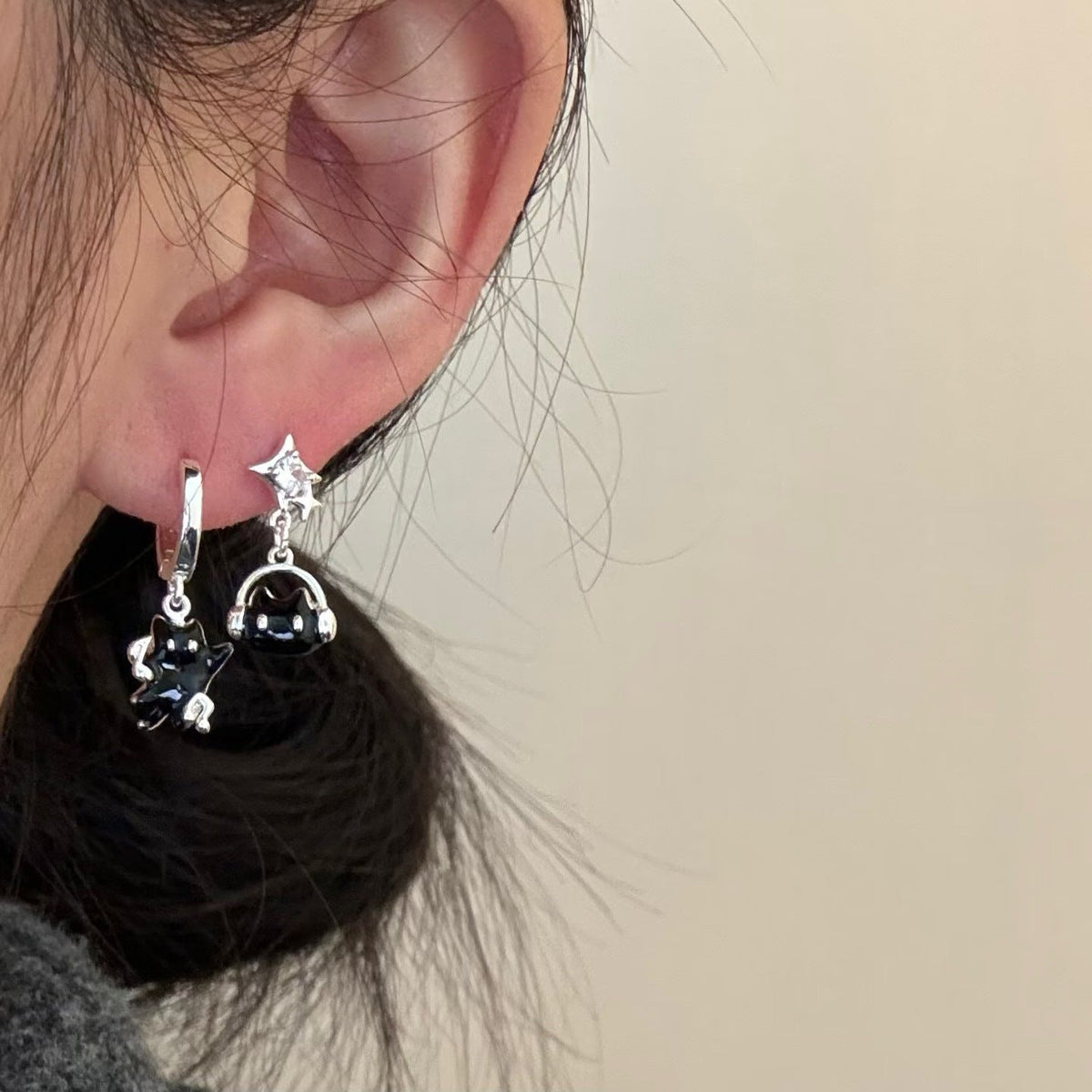 Cool Black Celesta Music Cat Earings Design Feeling Dripping Notes Stud Earrings