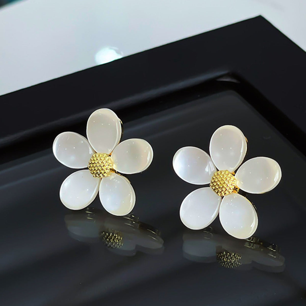 White Jelly Petals Super Fairy Sweet Stud Earrings