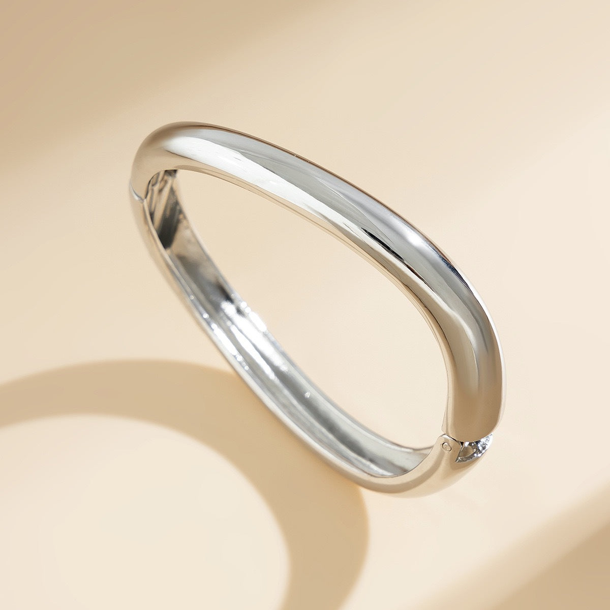 Women's Sense Fashion Trend Metal Glossy Surface Water Drop Hug Spring Bracelet