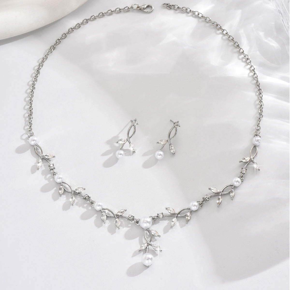 Women's High-grade Entry Lux Elegant Temperamental Minority Clavicle Pearl Pendants