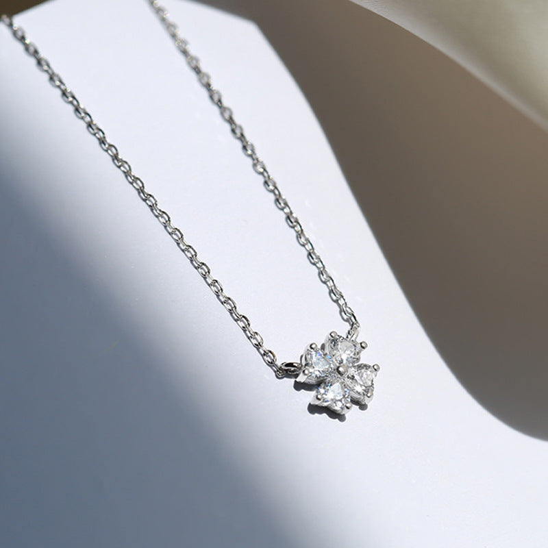 Diamond Zircon Heart-shaped Four-leaf Clover Niche Necklace