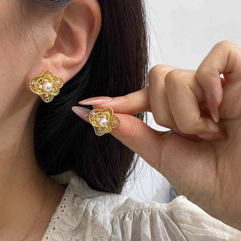 Design High-grade Micro Inlaid Zircon Hollow Classic Ear Clip