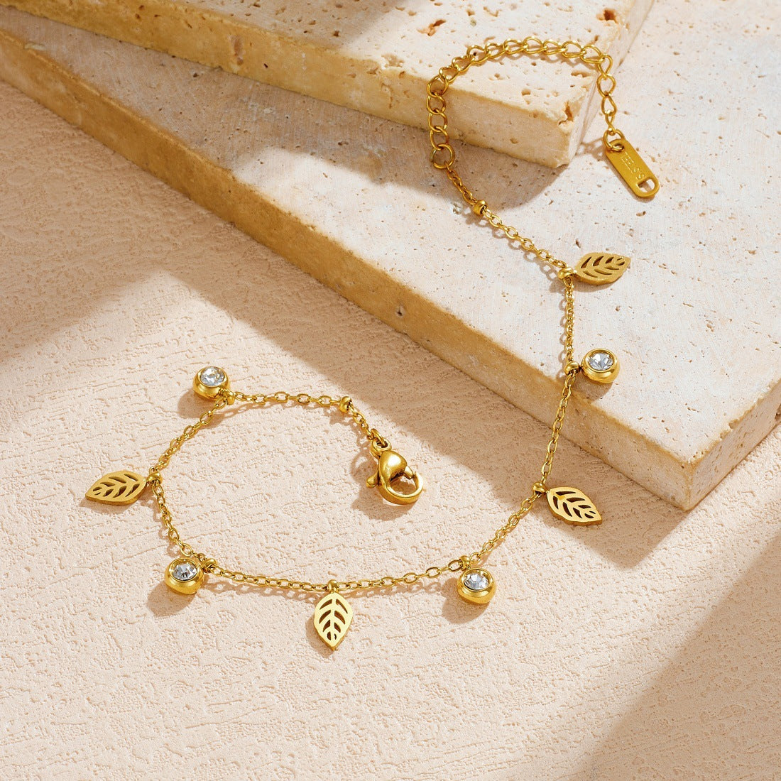 Fashion Simple Gold-plated Diamond Round Hollow Bracelet