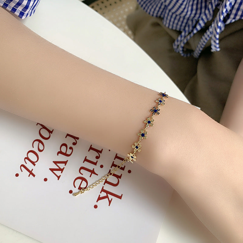 Women's Exquisite Small Flowers Style Design Light Luxury Bracelet
