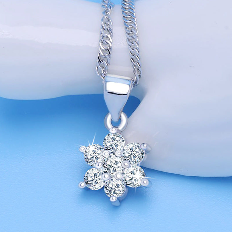 Women's Fashion Personality Snowflake Short Chain Literary Pendants
